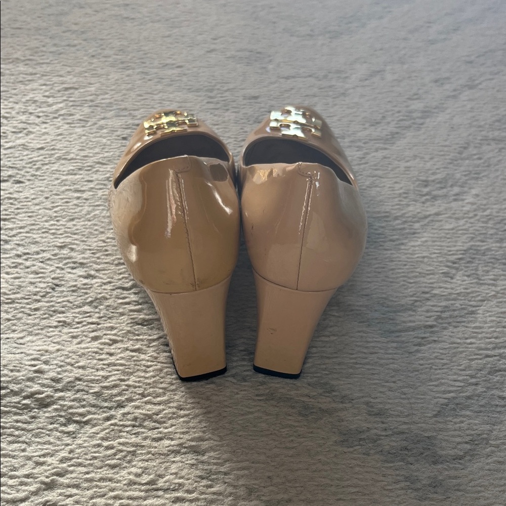 Tory Burch Beige Patent Leather Heels - Picture 2 of 4